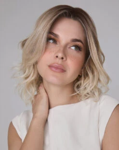 Rohan | Lace Front & Monofilament Top Synthetic Wig By Amore 27 Rohan | Lace Front & Monofilament Top Synthetic Wig By Amore -Best Wig Outlet Store AM2589R Rohan MeltedSand M2