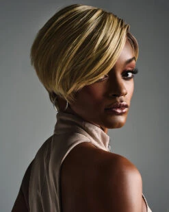 Jayla | Lace Front & Monofilament Part Synthetic Wig By Kim Kimble -Best Wig Outlet Store KK31007 Jayla Model2 M1